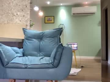 girl
        yourbonie cam image #1203015