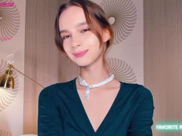 girl
        happiness_call cam image #1698319