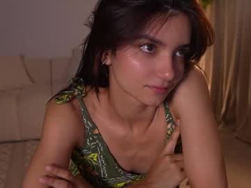 girl
        ellelure_ cam image #6922965