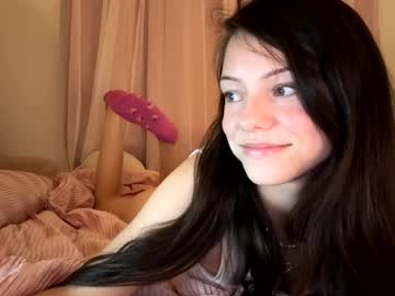 girl
        lilbbyily1 cam image #4848059