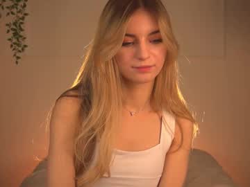 girl
        my_little_pollly cam image #6640052