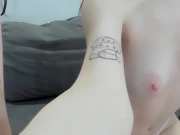 girl
        mia_gothh cam image #4484585