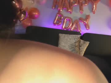 girl
        littlee33 cam image #4781290