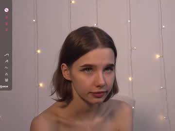 girl
        happynewdear cam image #6277958